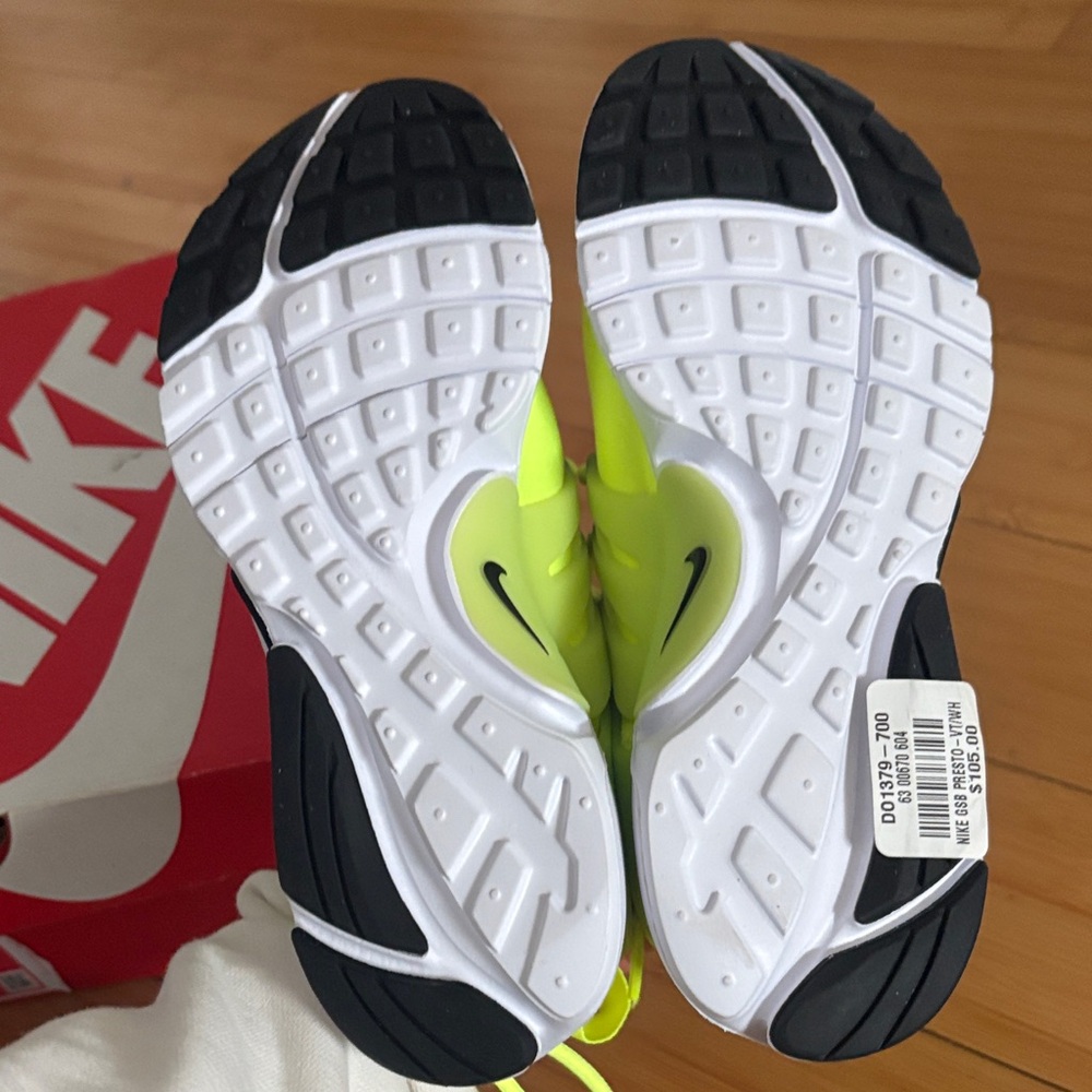 NIKE PRESTO volt/black/white color way NWT size 4 youth - Picture 4 of 5